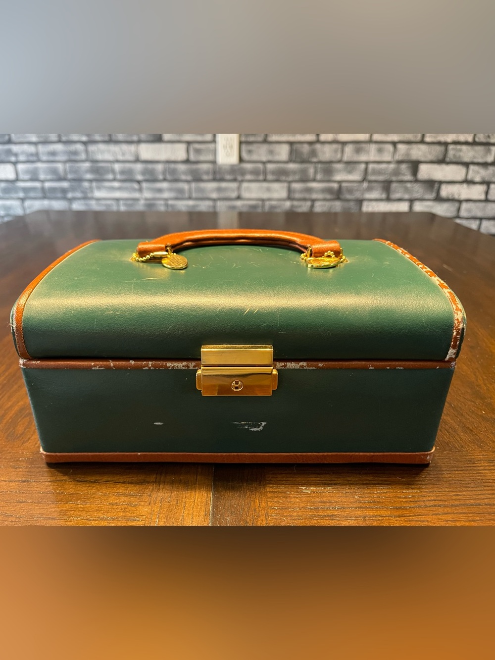 Beautiful vintage green classy travel jewellery case